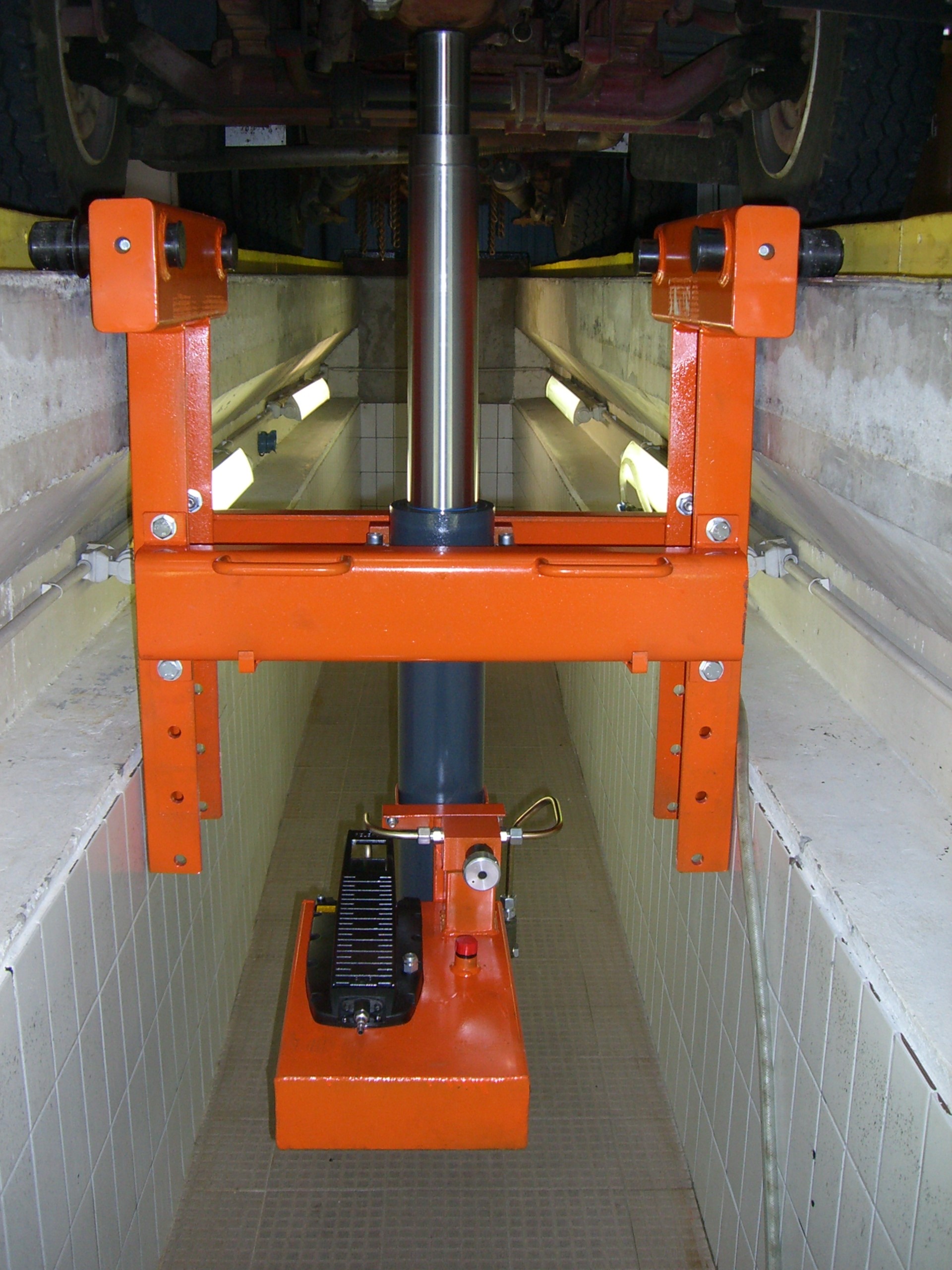 Vérin de bord de fosse