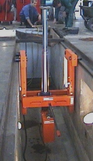 Vérin de bord de fosse